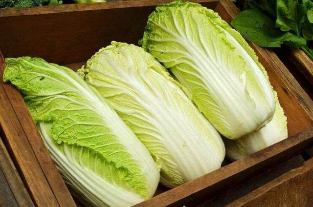 Cấu trúc lá cũng là yếu tố quyết định tùy theo món ăn. Cải lá nhỏ mềm, nhiều nước, thấm gia vị nhanh nên rất hợp để nấu canh, kho, hầm hoặc làm kim chi. Ảnh minh họa