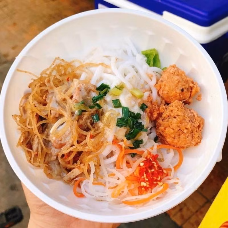 Sau khi hấp chín, bánh được ủ để se mặt, đạt độ đàn hồi vừa phải – khâu này được xem là quan trọng nhất, quyết định độ ngon của món ăn.