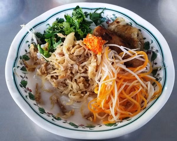 Nước cốt dừa là yếu tố làm bánh tằm bì khác biệt so với nhiều món sợi khác trong ẩm thực Việt Nam. Nước cốt được nấu cùng một ít đường, muối, đôi khi có thêm bột bắp để tạo độ sánh nhẹ. Ảnh dacsanmientay