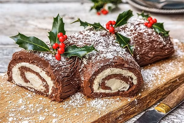 Trong tiết trời lạnh dịp cuối năm, thưởng thức một lát bánh khúc cây cùng tách trà nóng hay cacao là trải nghiệm mang đậm tinh thần mùa lễ. Sự kết hợp hài hòa giữa màu sắc, hình dáng sáng tạo và hương vị hấp dẫn đã giúp món bánh này trở thành điểm nhấn trên mỗi bàn tiệc Giáng sinh. Ảnh minh họa