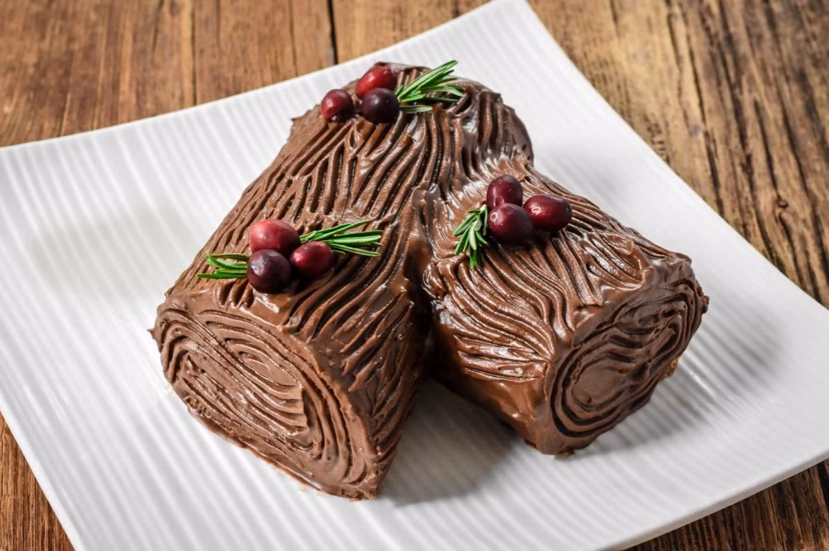 Bánh được thực hiện theo bốn công đoạn chính: làm cốt bánh, nướng bánh, tạo hình và trang trí. Ở bước đầu tiên, bơ được đun chảy rồi hòa cùng đường, sữa và dầu ăn. Trứng được tách riêng lòng đỏ và lòng trắng; phần lòng trắng đánh cùng muối và bột tartar đến khi bông mềm, sau đó trộn đều với hỗn hợp bơ và lòng đỏ. Bột mì và bột ngô được rây mịn, khuấy nhẹ theo một chiều để tránh vón cục, giúp bánh có độ mịn và độ nở tốt. Ảnh minh họa