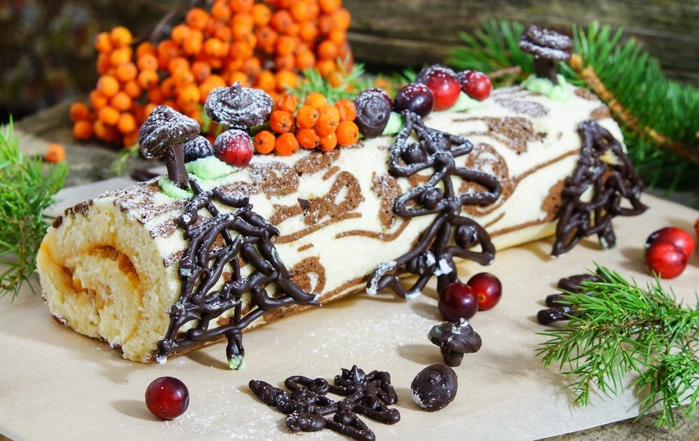 Bánh khúc cây bắt nguồn từ nghi thức đốt một khúc gỗ lớn trong dịp Giáng sinh nhằm cầu mong mùa đông nhanh qua và ánh sáng quay trở lại. Truyền thuyết này dẫn đến sự ra đời của món bánh tượng trưng cho hy vọng và sự khởi đầu mới. Ngày nay, chiếc bánh đã trở thành biểu tượng quen thuộc của mùa lễ hội và được nhiều người yêu thích không chỉ vì hương vị socola thơm ngon mà còn bởi lớp bánh bông lan mềm mịn, dễ ăn. Ảnh minh họa