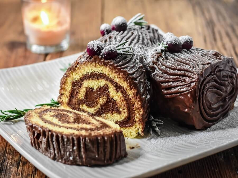 Bánh khúc cây (Bûche de Noël) từ lâu đã trở thành món tráng miệng đặc trưng trong mùa Giáng sinh, xuất hiện trên bàn tiệc ở nhiều gia đình mỗi dịp cuối năm. Ảnh minh họa