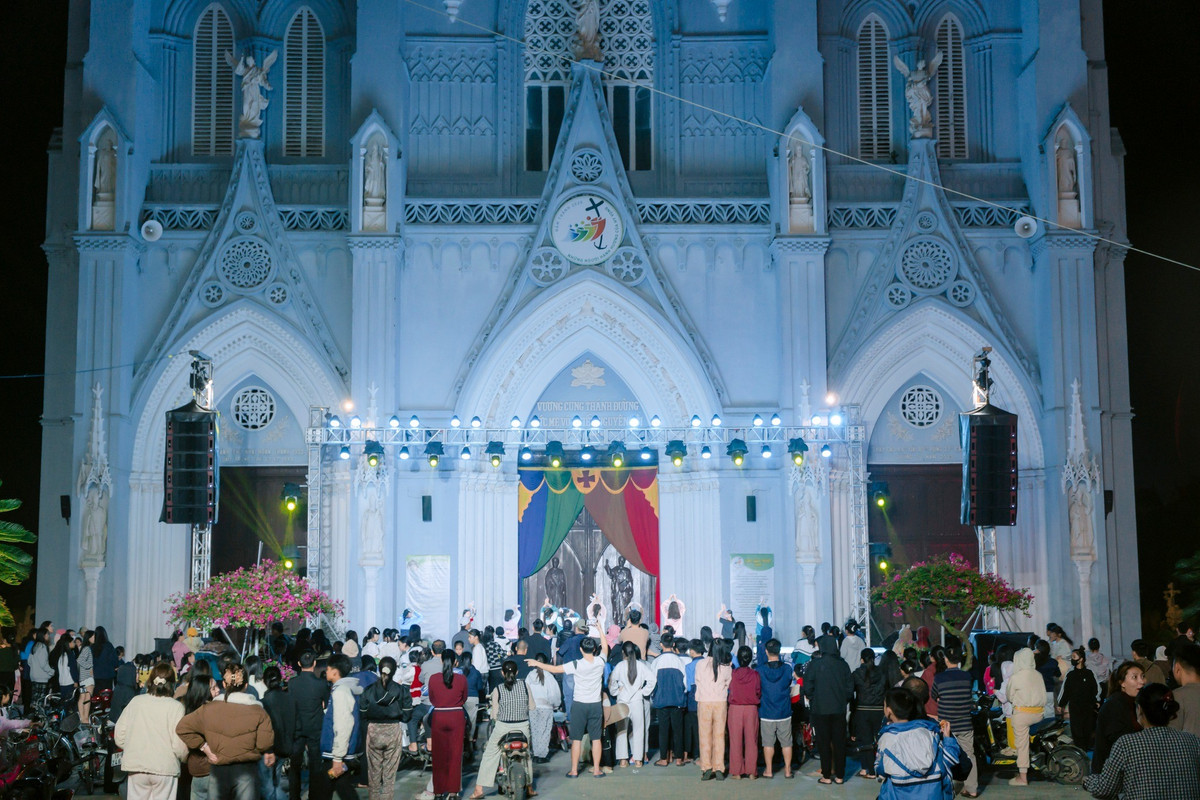 Dịp Giáng sinh, nơi đây được trang trí hang đá, cây thông và hệ thống ánh sáng hoành tráng, tạo nên khung cảnh nguy nga, tráng lệ. Không chỉ là điểm sinh hoạt tôn giáo, Phú Nhai còn được xem là biểu tượng văn hóa – kiến trúc của vùng “xứ đạo”, thu hút đông đảo du khách ghé thăm.