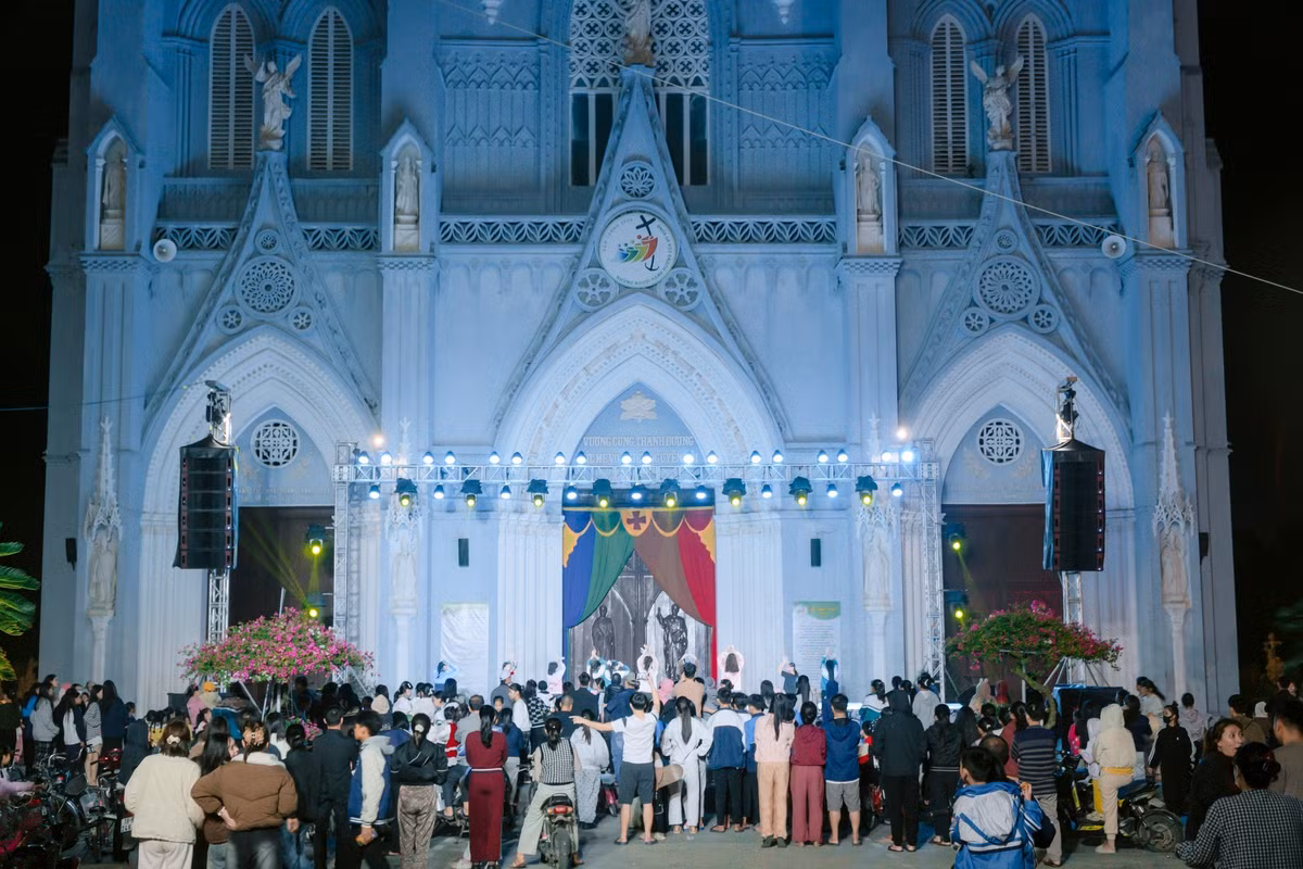 Dịp Giáng sinh, nơi đây được trang trí hang đá, cây thông và hệ thống ánh sáng hoành tráng, tạo nên khung cảnh nguy nga, tráng lệ. Không chỉ là điểm sinh hoạt tôn giáo, Phú Nhai còn được xem là biểu tượng văn hóa – kiến trúc của vùng “xứ đạo”, thu hút đông đảo du khách ghé thăm.