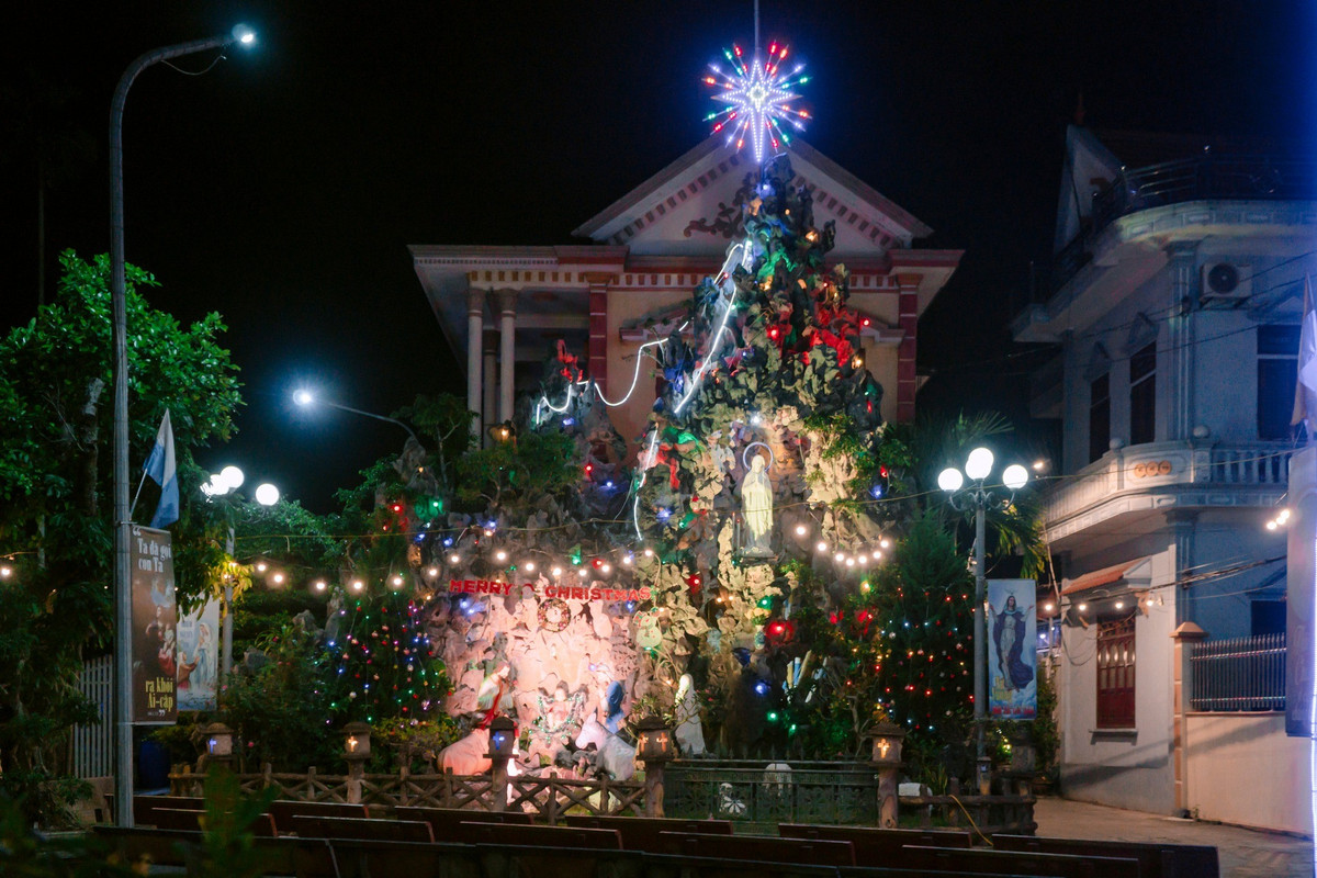 Là một trong những Vương cung Thánh đường lớn và nổi tiếng nhất miền Bắc, Phú Nhai luôn là điểm đến đặc biệt mỗi mùa Noel. Công trình mang dáng dấp một tòa lâu đài châu Âu với bố cục đồ sộ, đường nét cầu kỳ và không gian rộng lớn.