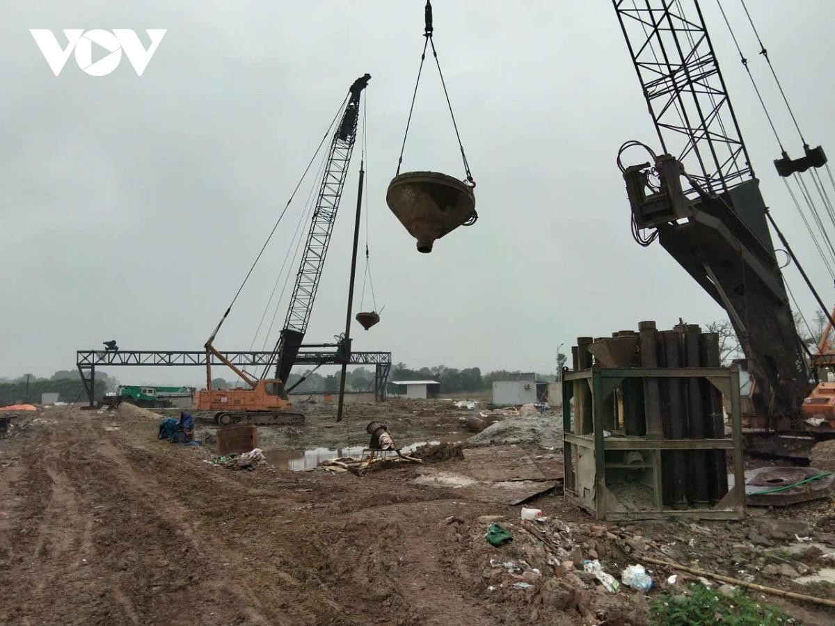 Các trụ chính đã hoàn thành cọc khoan nhồi và đang chuyển sang giai đoạn thi công cọc ván thép.
