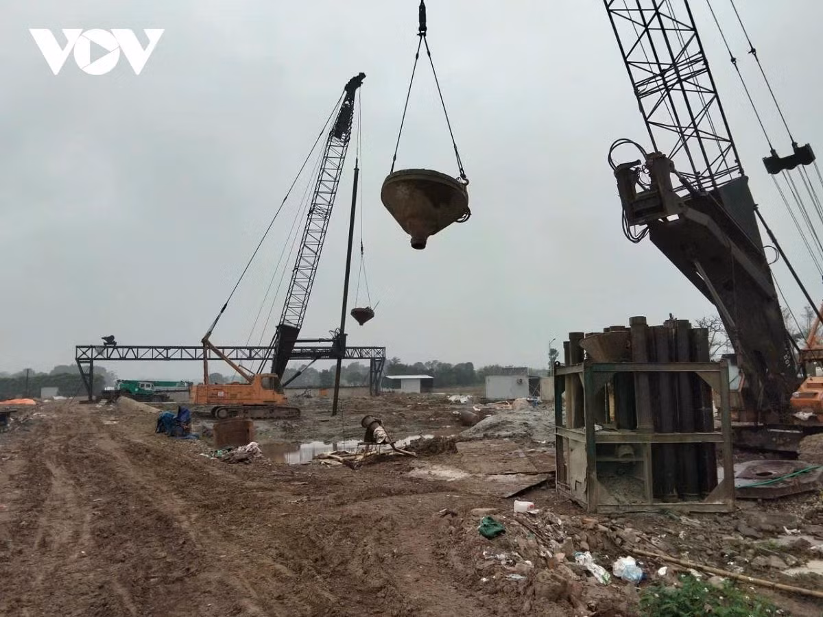 Các trụ chính đã hoàn thành cọc khoan nhồi và đang chuyển sang giai đoạn thi công cọc ván thép.