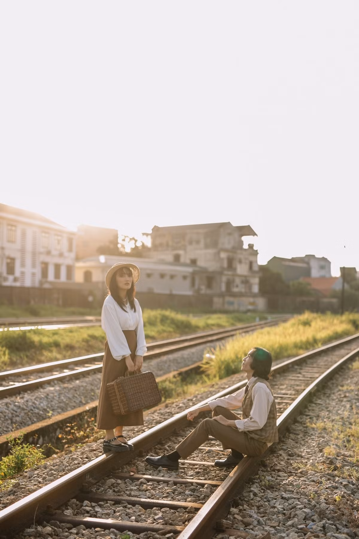 Được xây dựng từ năm 1906, Ga Huế là một trong những nhà ga cổ nhất Việt Nam, mang đậm dấu ấn kiến trúc Pháp. Trong suốt hơn một thế kỷ, nơi đây không chỉ là đầu mối giao thông quan trọng kết nối Bắc – Nam, mà còn là chứng nhân lịch sử, gắn liền với sự hình thành và phát triển của vùng đất cố đô. Ảnh Tai NA