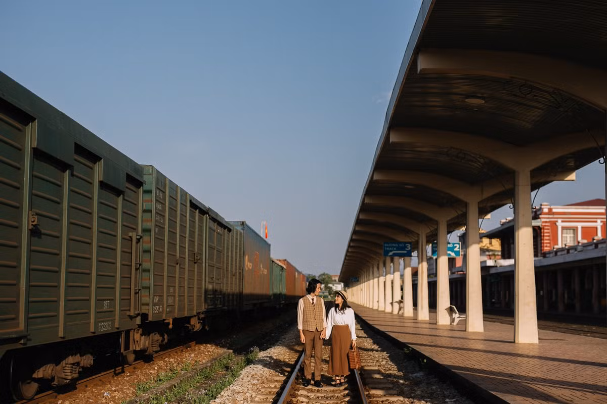 Kiến trúc nhà ga với mái vòm cổ điển, cửa sổ hình cung, gam màu vàng ấm đặc trưng đã trở thành biểu tượng thân quen với người dân Huế và du khách bốn phương. Ảnh Tai NA