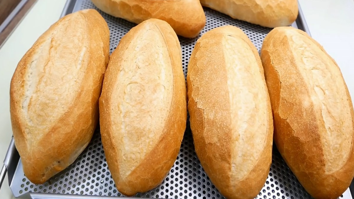 Bánh mì là món ăn quen thuộc nhờ sự tiện lợi và dễ sử dụng trong cuộc sống bận rộn. Tuy nhiên, việc ăn bánh mì thiếu khoa học, lặp lại trong thời gian dài có thể khiến món ăn này trở thành yếu tố ảnh hưởng tiêu cực đến sức khỏe. Ảnh minh họa