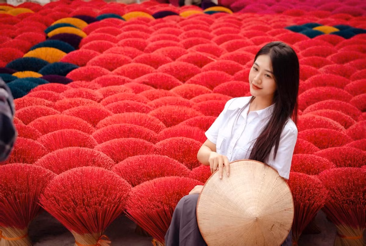 Nghề làm hương ở Quảng Phú Cầu có lịch sử hơn 100 năm, dù nhiều công đoạn nay được hỗ trợ bằng máy móc, nhưng kỹ thuật thủ công từ chẻ vầu, nhuộm phẩm đến se hương vẫn được người dân giữ gìn qua nhiều thế hệ. Nhờ đó, hương Quảng Phú Cầu không chỉ nổi tiếng trong nước mà còn được xuất khẩu sang nhiều quốc gia châu Á. Ảnh Vinpearl