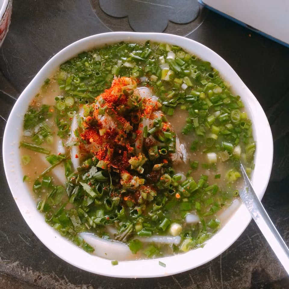 Ngày nay, để phù hợp khẩu vị du khách, nhiều quán chia món cháo thành hai loại cay và không cay. Trên bàn luôn sẵn ớt bột, nước mắm ớt để người ăn tự nêm nếm theo sở thích. Ảnh Linh