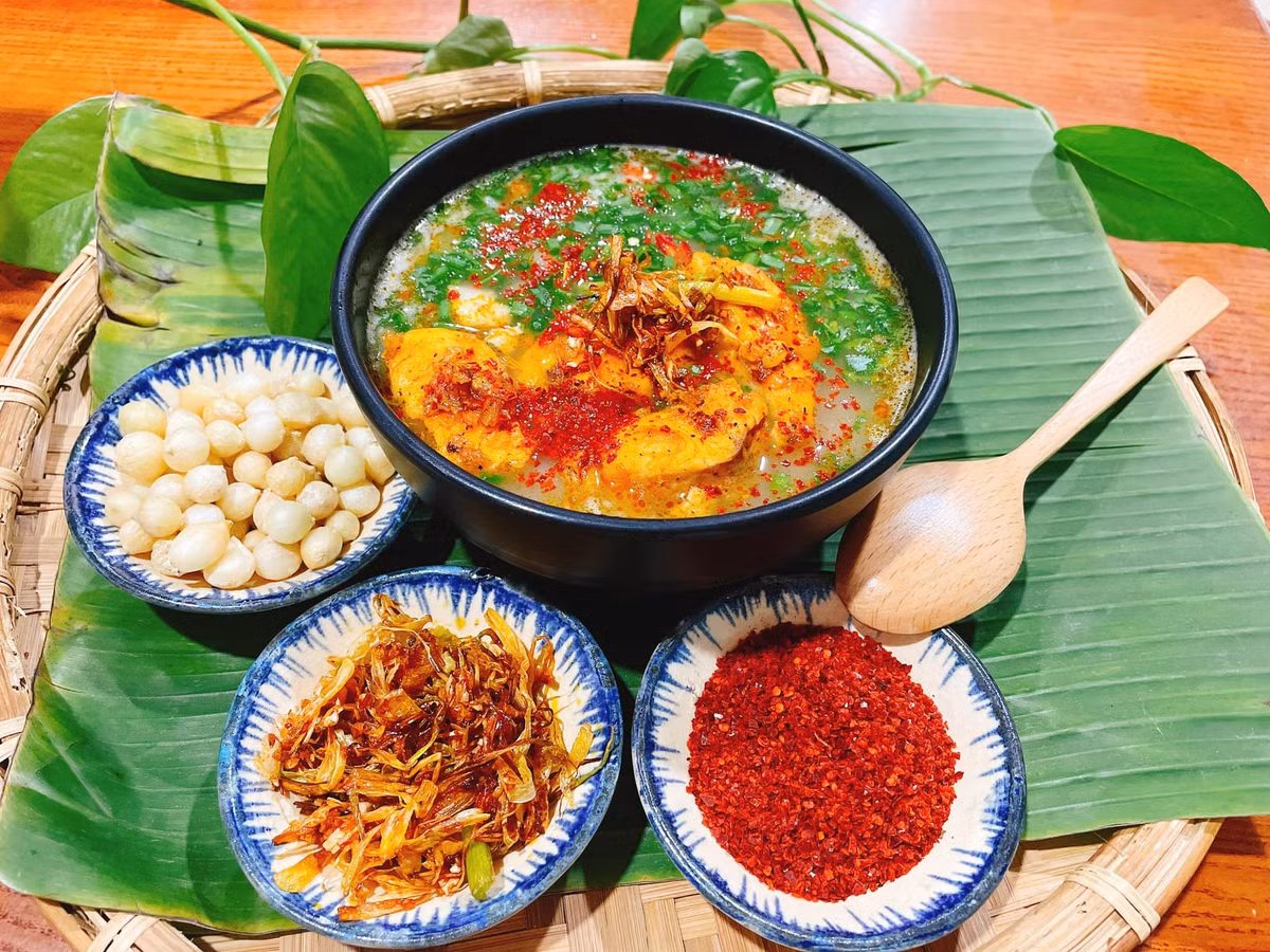 Trong tiết trời se lạnh miền Trung, tô cháo cá vạt giường nóng hổi, cay nồng mang lại cảm giác ấm áp và gần gũi. Ảnh Hằng Lê