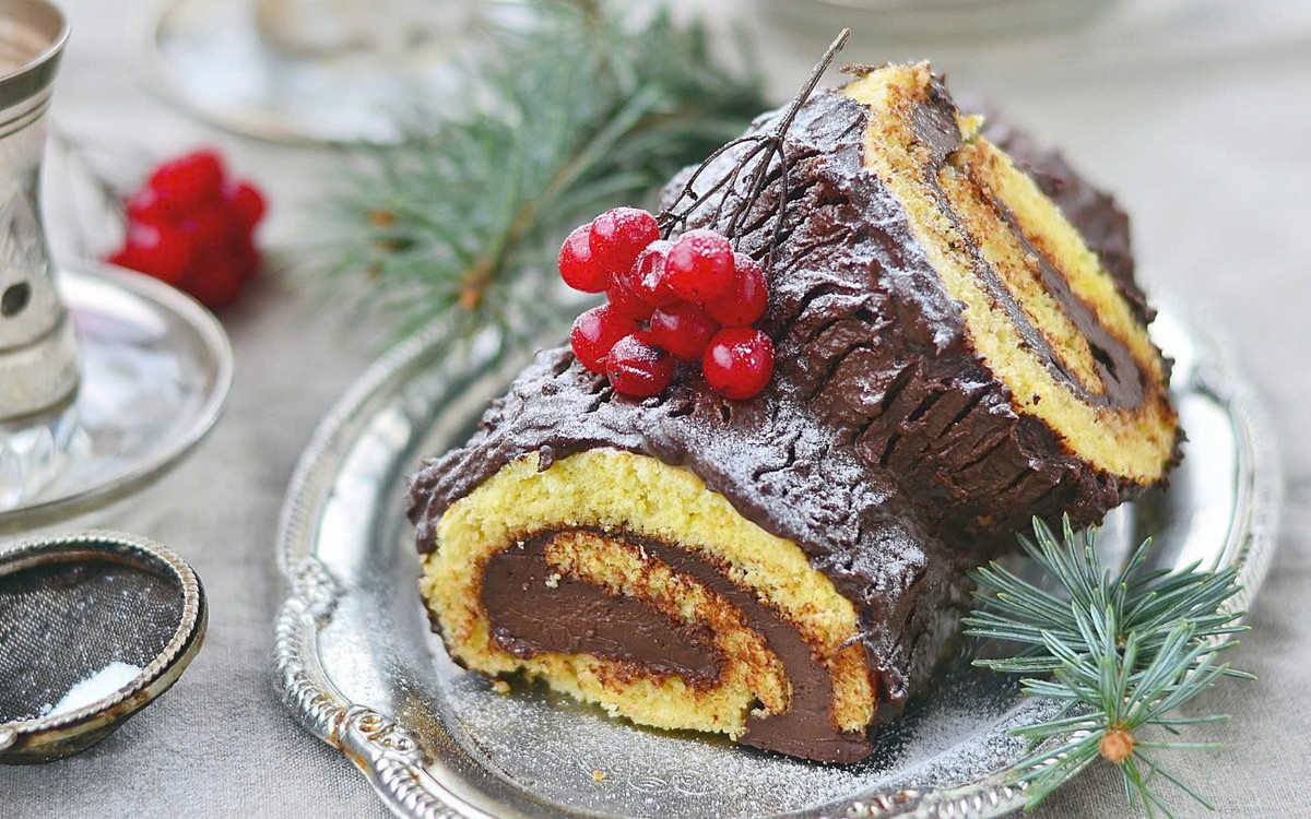 Việc làm nóng lò nướng trước khi đưa bánh vào được xem là yếu tố quan trọng, giúp bánh nở đều và tránh bị xẹp mặt. Ngoài ra, cốt bánh sau khi nướng cần được để nguội hoàn toàn, tốt nhất nên làm lạnh trước khi phủ kem để kem bám tốt và không bị chảy. Hình dáng bánh có thể thay đổi tùy theo sở thích cá nhân, chẳng hạn tạo thêm phần nhánh hoặc chia nhỏ thành nhiều phần để dễ trang trí. Ảnh minh họa