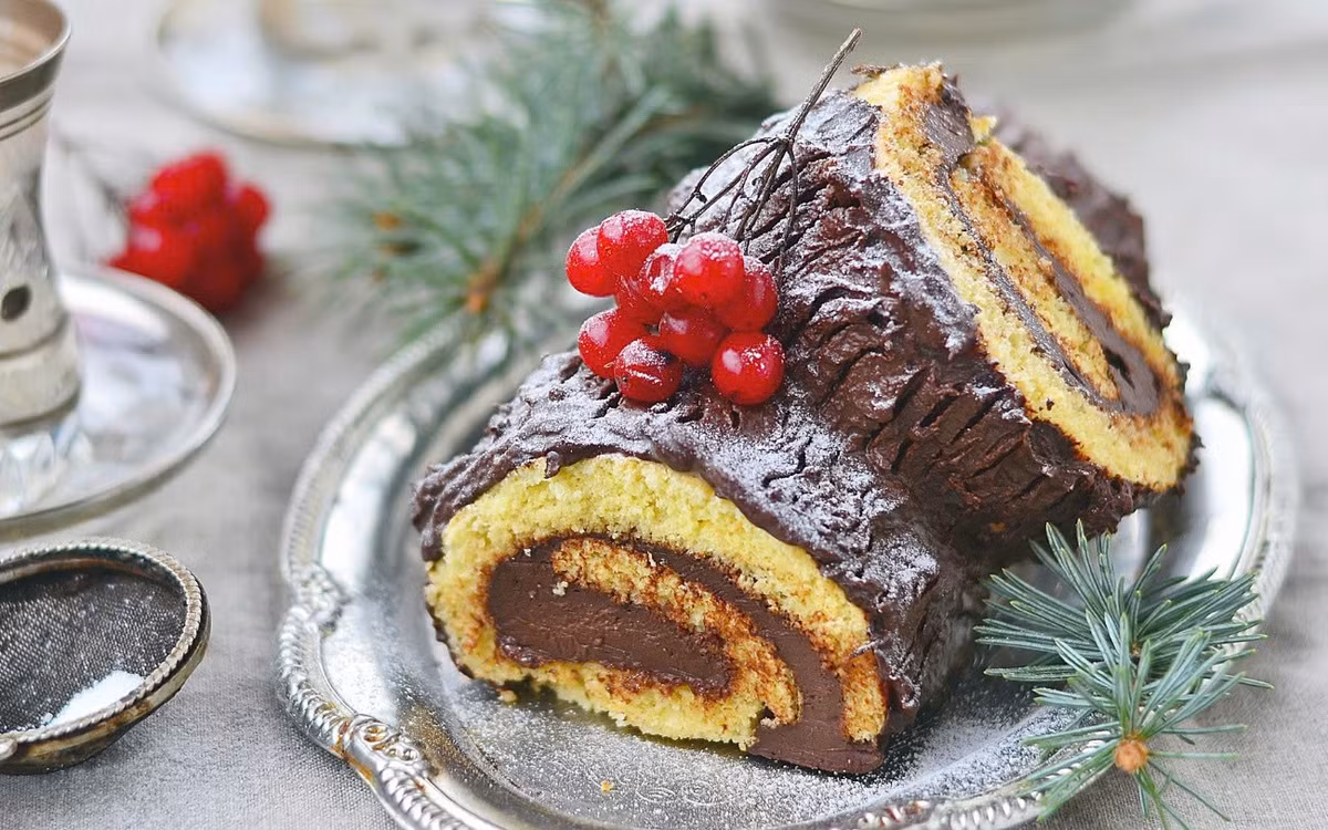 Việc làm nóng lò nướng trước khi đưa bánh vào được xem là yếu tố quan trọng, giúp bánh nở đều và tránh bị xẹp mặt. Ngoài ra, cốt bánh sau khi nướng cần được để nguội hoàn toàn, tốt nhất nên làm lạnh trước khi phủ kem để kem bám tốt và không bị chảy. Hình dáng bánh có thể thay đổi tùy theo sở thích cá nhân, chẳng hạn tạo thêm phần nhánh hoặc chia nhỏ thành nhiều phần để dễ trang trí. Ảnh minh họa