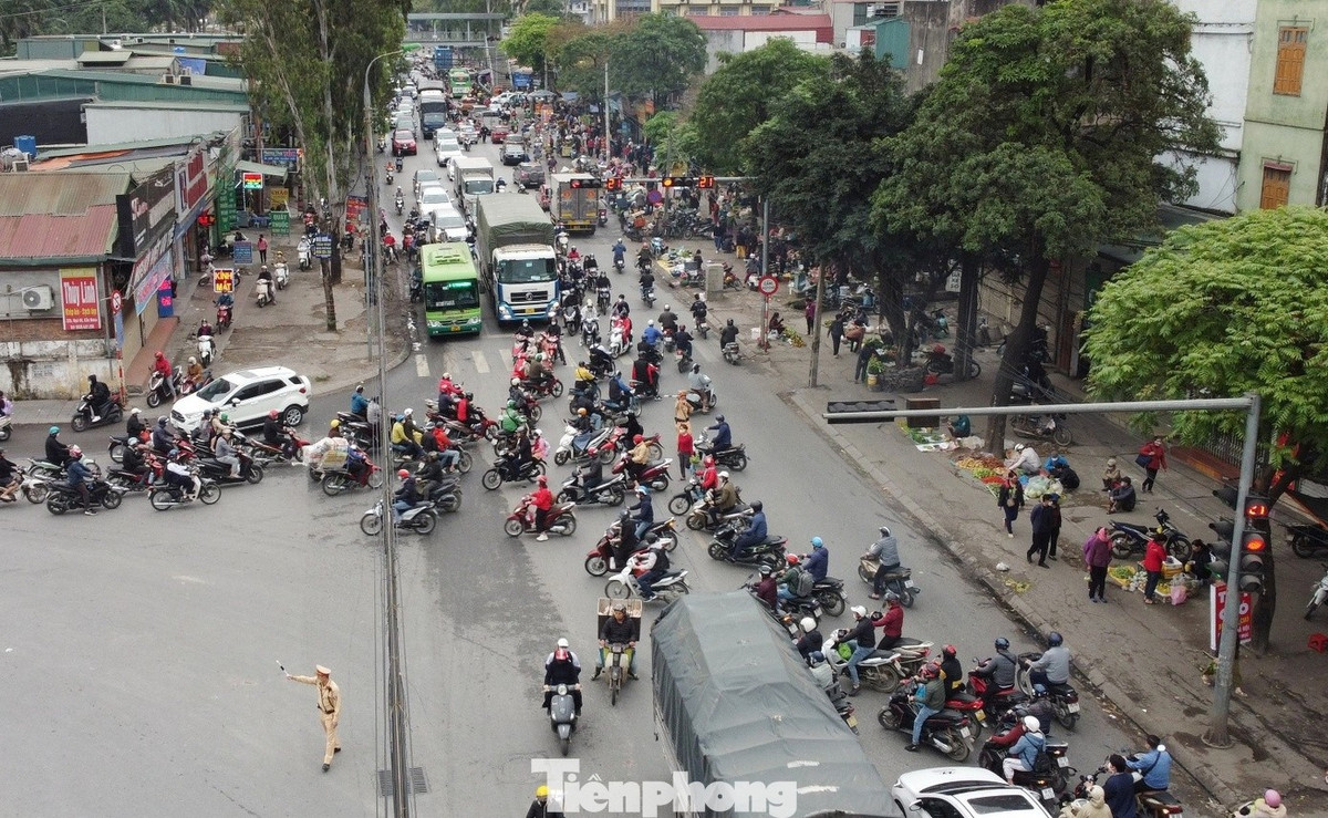 View - Nút giao ‘dị dạng’ ở Hà Nội lại vỡ tiến độ mặt bằng, giao thông ùn tắc | Báo Tri thức và Cuộc sống - TIN TỨC PHỔ BIẾN KIẾN THỨC 24H