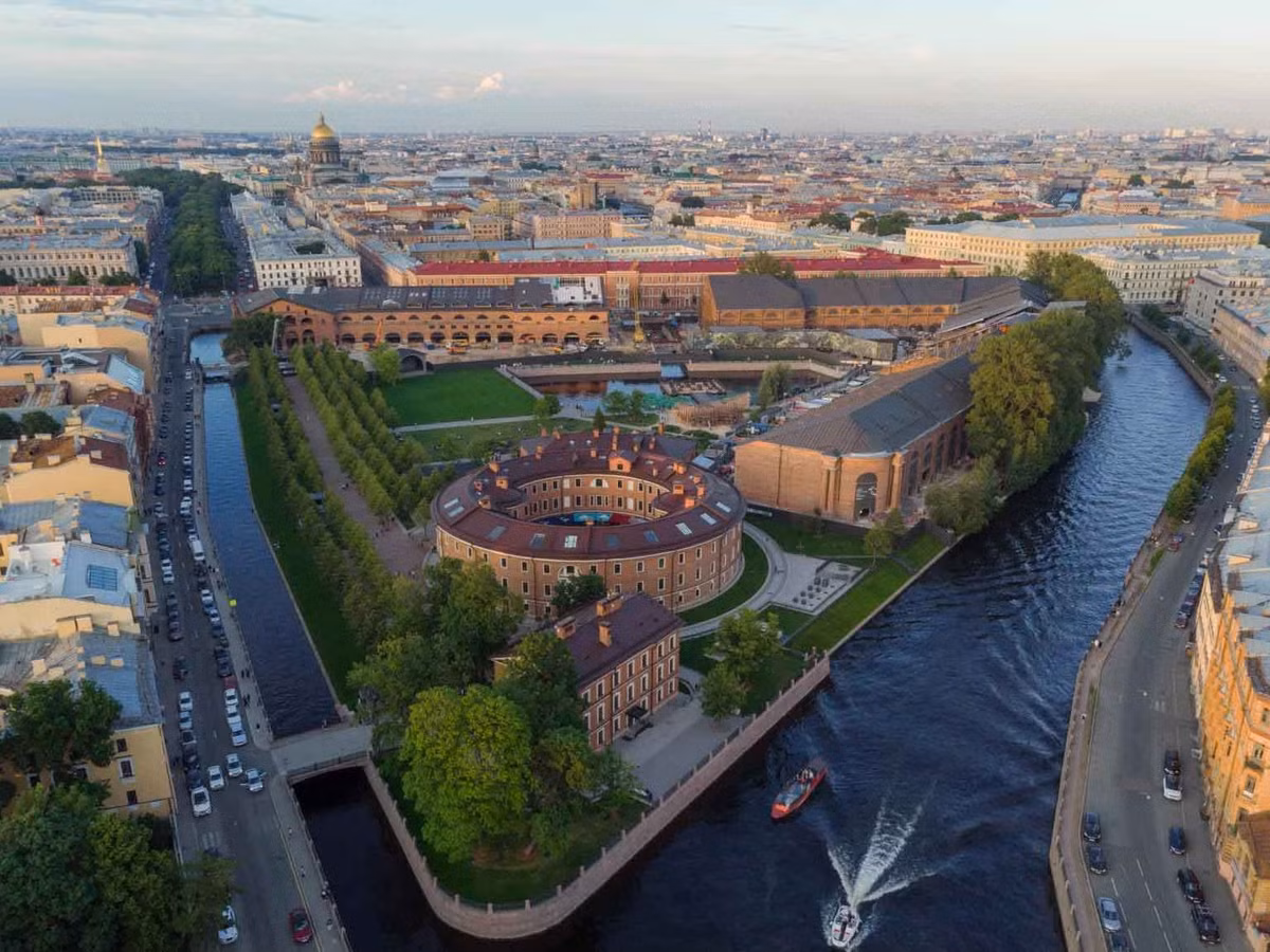 Ngày nay, hòn đảo hình tam giác này là “ốc đảo nghệ thuật” với nhà hàng, phòng trưng bày, công viên và hồ nước trung tâm, kết hợp hoàn hảo giữa kiến trúc cổ điển và phong cách sống hiện đại. Ảnh wallpaper