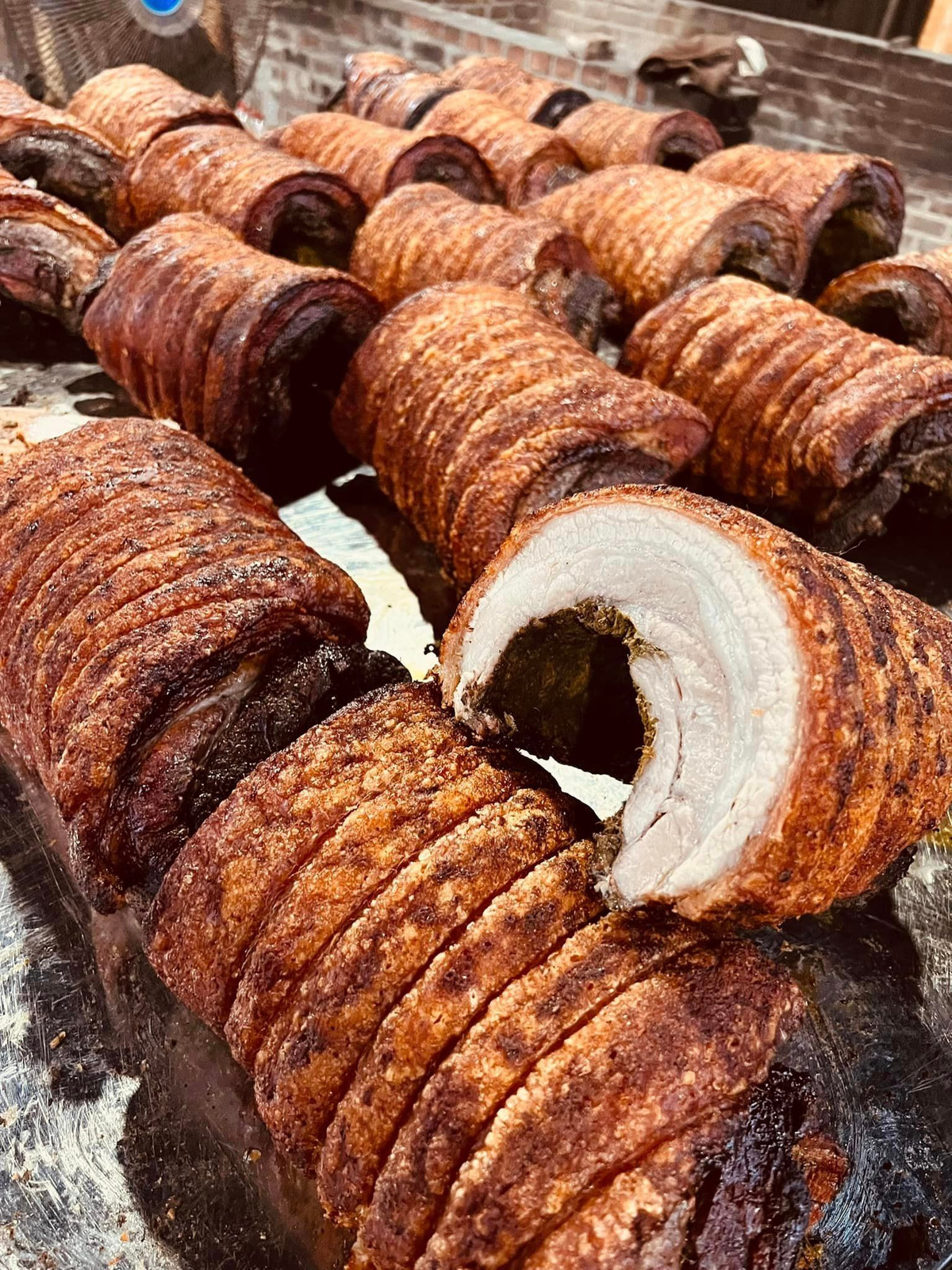 Vào những buổi chợ sớm, mùi thơm của thịt quay đòn lan khắp các con ngõ nhỏ trong làng cổ. Nhiều du khách chỉ cần đi ngang qua đã khó lòng bỏ qua món ăn này. Thịt vừa chín thường được bán hết rất nhanh, đặc biệt vào dịp cuối tuần. Ảnh Nguyên Thuỷ