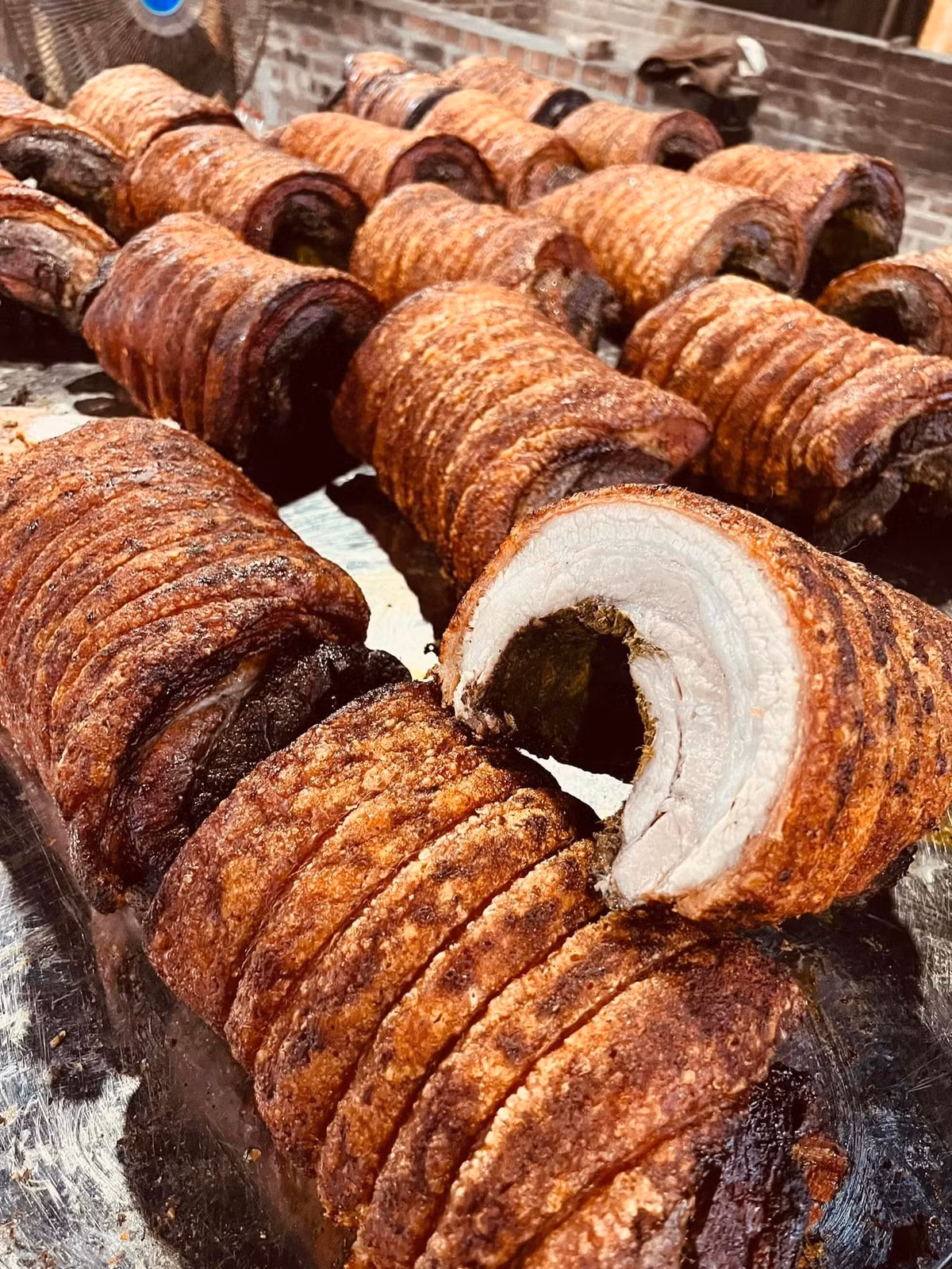 Vào những buổi chợ sớm, mùi thơm của thịt quay đòn lan khắp các con ngõ nhỏ trong làng cổ. Nhiều du khách chỉ cần đi ngang qua đã khó lòng bỏ qua món ăn này. Thịt vừa chín thường được bán hết rất nhanh, đặc biệt vào dịp cuối tuần. Ảnh Nguyên Thuỷ