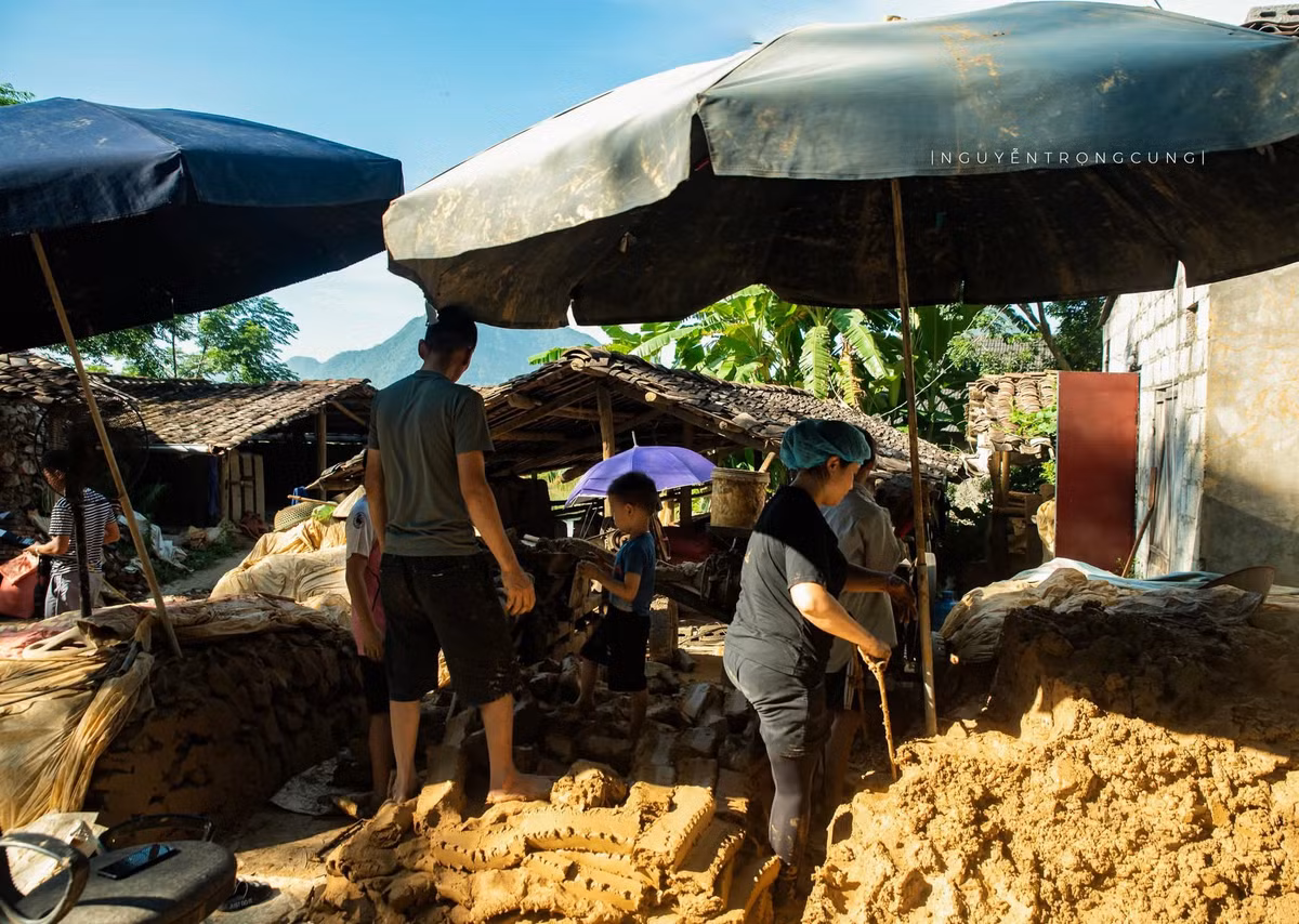 Từ sáng sớm, người dân đã bắt đầu công việc quen thuộc: nhào đất, đóng khuôn, phơi ngói. Những đôi bàn tay dính đầy đất sét vẫn thoăn thoắt, từng viên ngói được tạo hình tỉ mỉ và xếp ngay ngắn trên sân. Ảnh Nguyễn Trọng Cung
