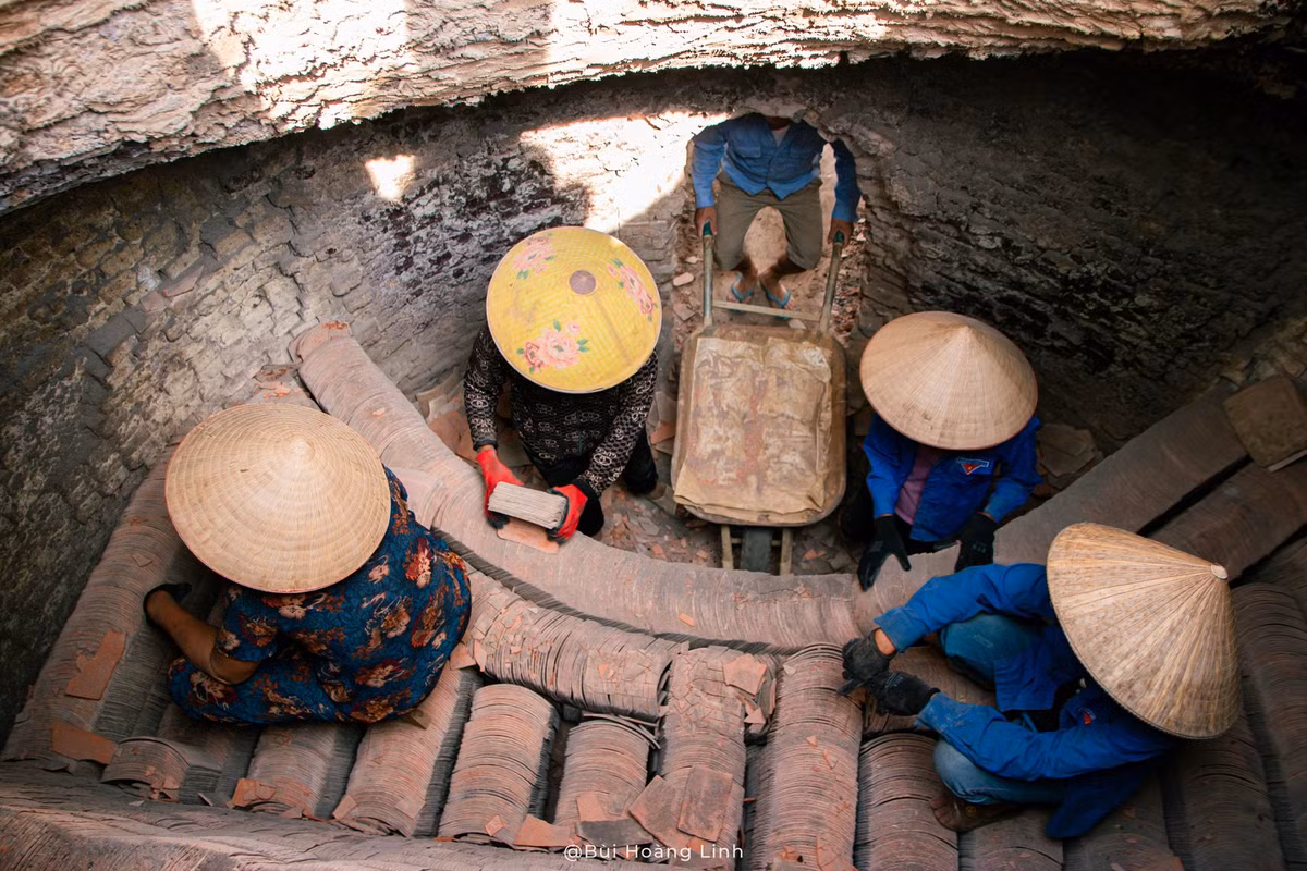 Nằm nép mình giữa thung lũng xanh mướt dưới chân đèo Tam Canh, xã Bắc Sơn (Lạng Sơn) không chỉ hấp dẫn du khách bởi cảnh sắc nguyên sơ và những di tích lịch sử lâu đời, mà còn bởi một nghề thủ công truyền thống độc đáo đã tồn tại hàng trăm năm – nghề làm ngói âm dương. Ảnh Bùi Hoàng Linh