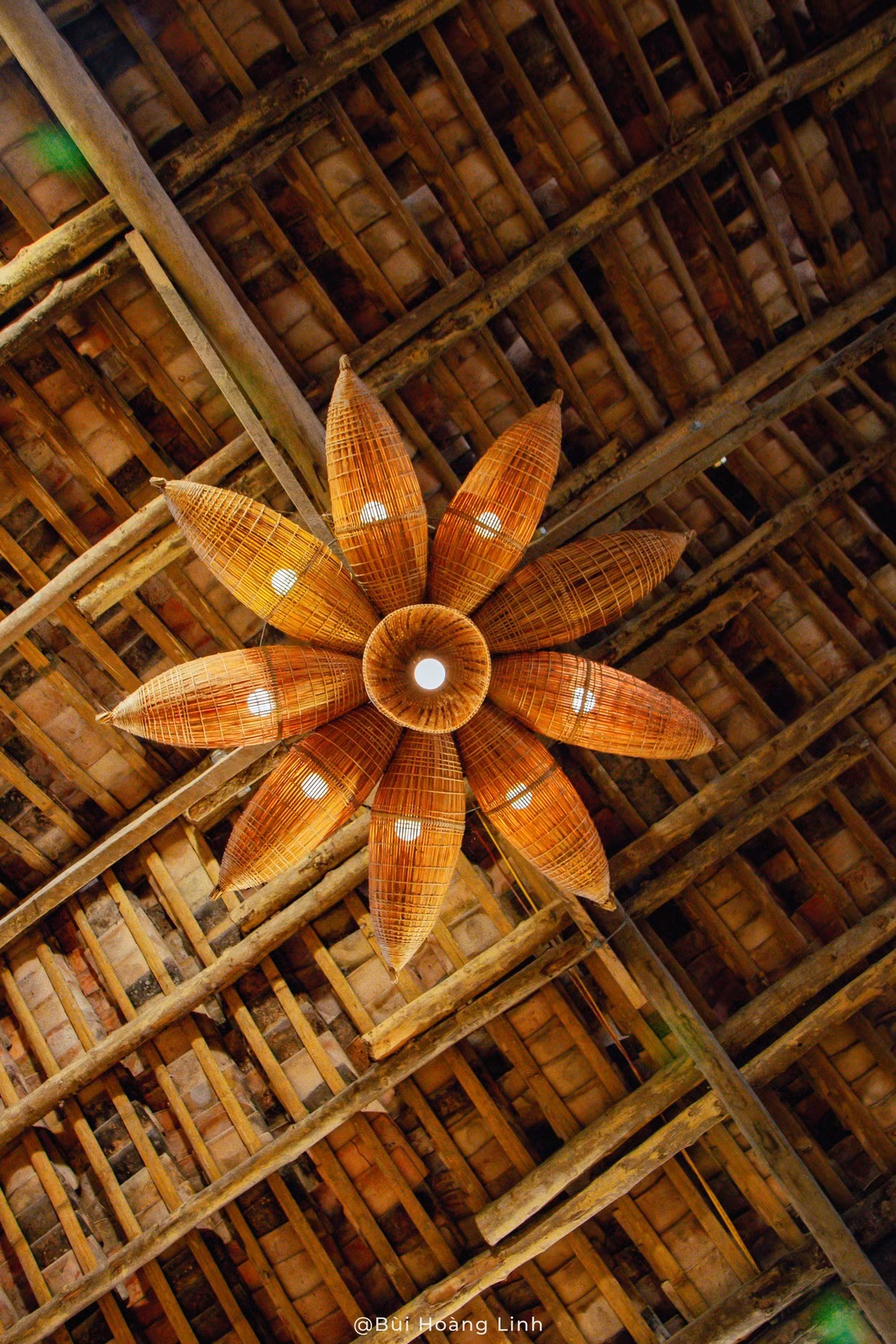 Du khách đến Bắc Sơn không chỉ chiêm ngưỡng khung cảnh thung lũng xanh mướt mà còn có cơ hội tìm hiểu quy trình làm ngói truyền thống. Tại làng nghề, du khách có thể thử dẫm đất, ép khuôn, xếp ngói phơi nắng hoặc quan sát lò nung đỏ lửa trong đêm. Ảnh Bùi Hoàng Linh