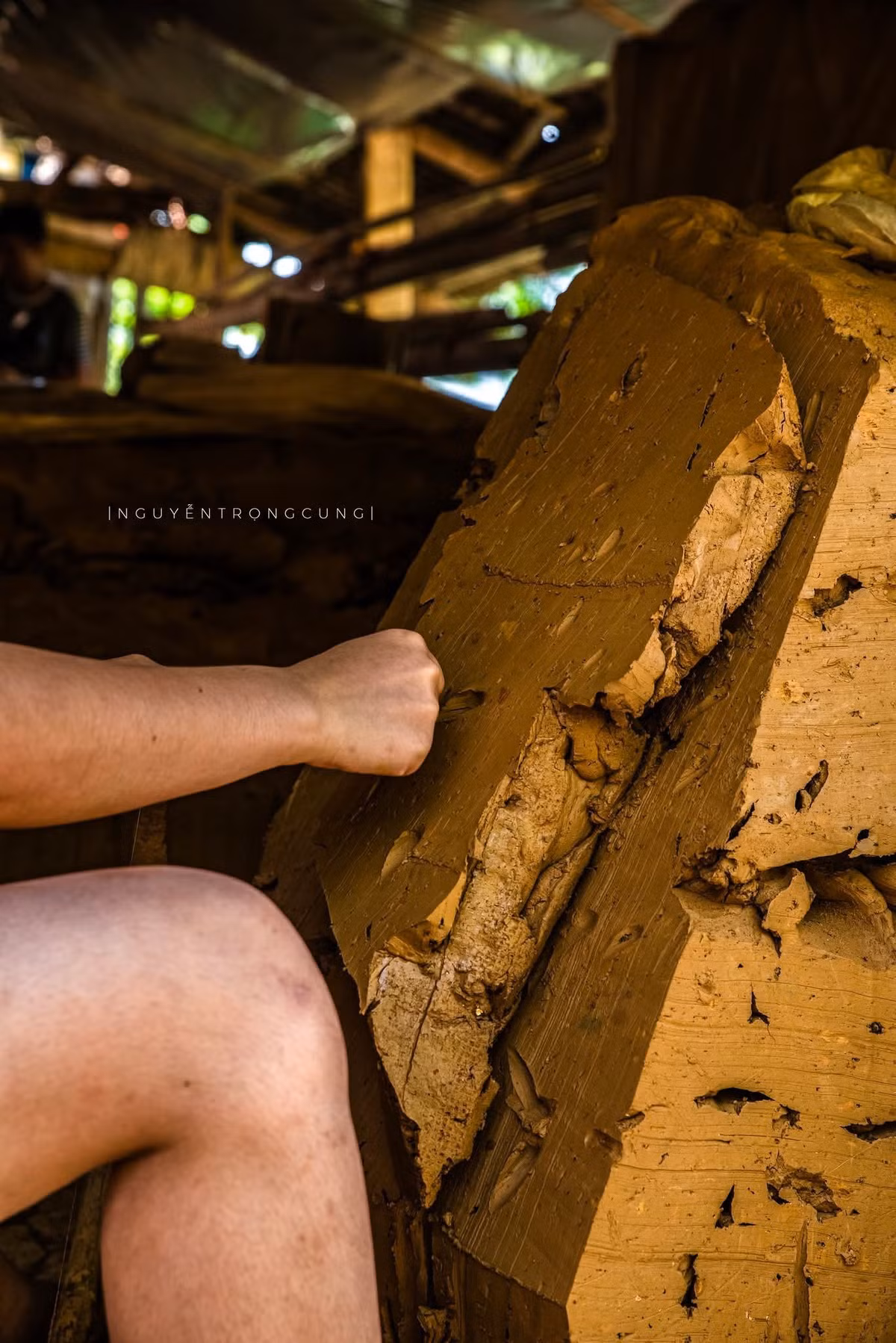 Ở nhiều lán, bóng dáng những người thợ già vẫn lặng lẽ làm việc – họ là chứng nhân của một nghề đã truyền qua nhiều thế hệ. Ảnh Nguyễn Trọng Cung