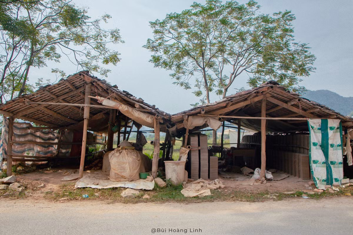 Từ chân đèo Tam Canh, chỉ cần rẽ trái chừng 50 mét, du khách đã có thể bắt gặp khung cảnh rất đặc trưng của làng nghề: hai bên đường là những lán trại làm ngói nằm san sát, khói lò nhẹ bay, mùi đất sét trộn lẫn hương củi ngai ngái. Ảnh Bùi Hoàng Linh