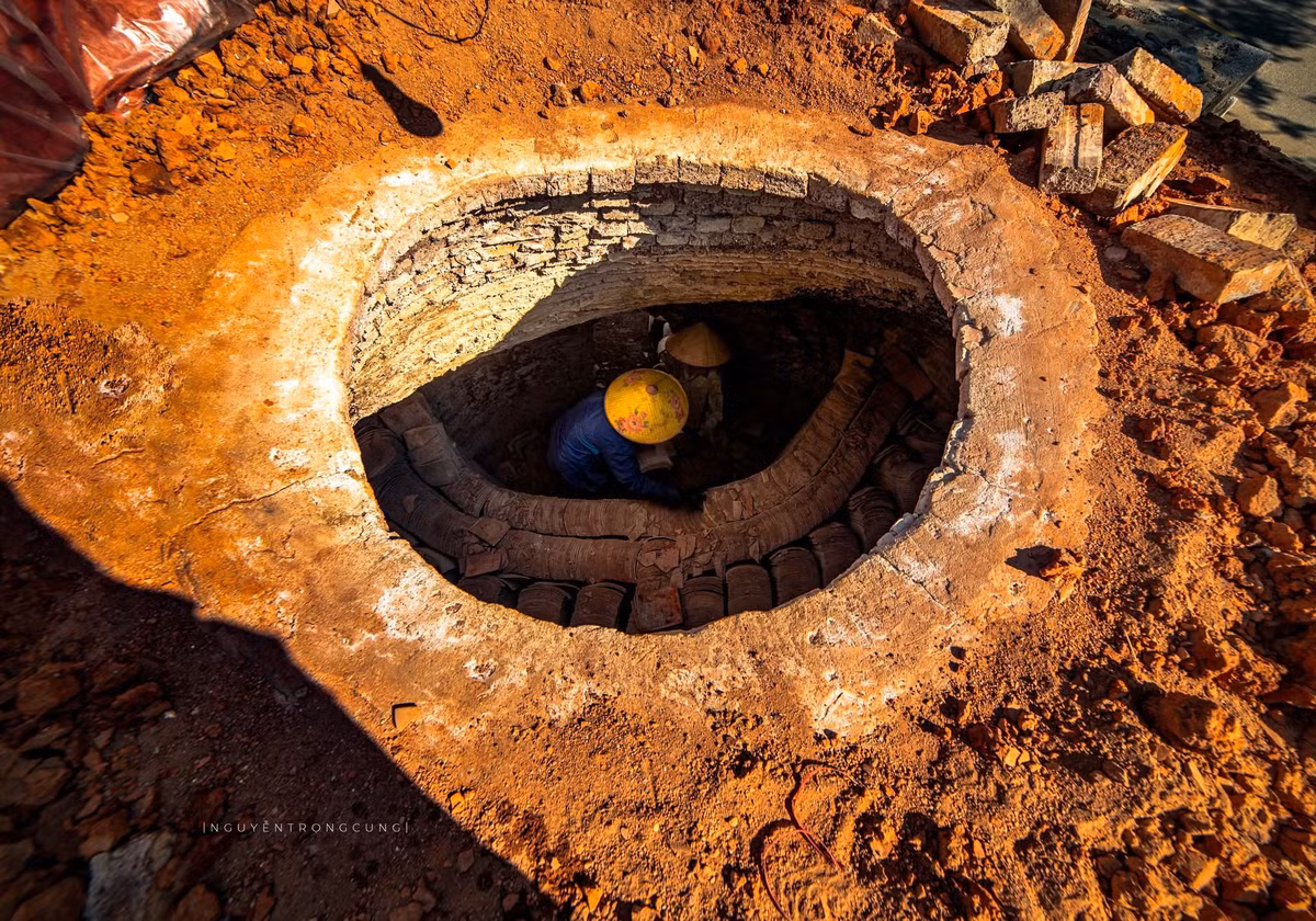 Giữa thung lũng Bắc Sơn xanh biếc, những mái ngói cong cong phủ đầy rêu phong vẫn âm thầm kể câu chuyện về một nghề xưa được gìn giữ qua bao thế hệ – nghề làm ngói âm dương, niềm tự hào của vùng đất nơi biên viễn. Ảnh Nguyễn Trọng Cung