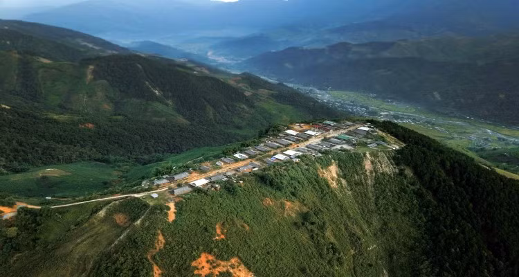 Mỗi mùa, Cu Vai lại mang một vẻ đẹp riêng. Tháng 12 đến tháng 1 là thời điểm lý tưởng nhất để săn mây, đôi khi xuất hiện cả băng giá phủ trắng nóc nhà. Ảnh Traveloka