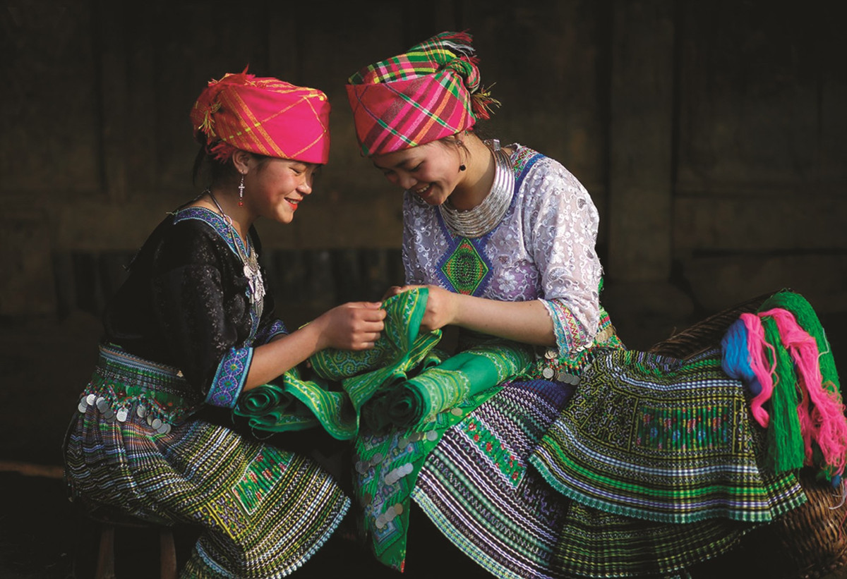 Bản Cu Vai chỉ có vài chục nóc nhà sàn của người H’Mông nằm gọn trên dải đất bằng phẳng giữa đỉnh núi. Cuộc sống nơi đây giản dị, yên bình và gần như tách biệt với thế giới bên ngoài. Ảnh Baodantoc