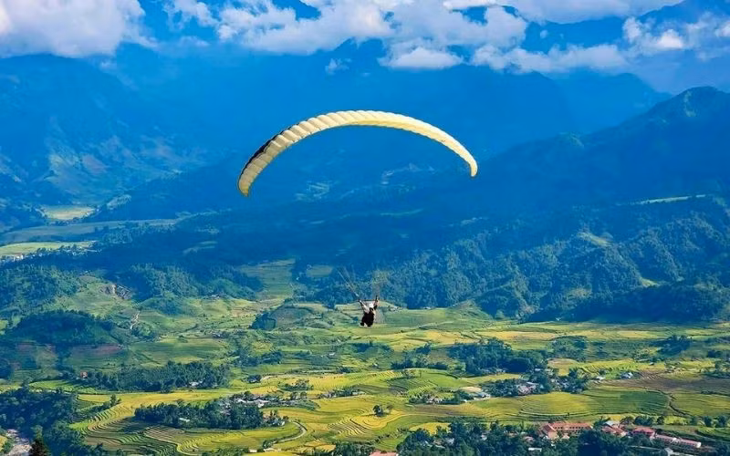 Hiện Cu Vai chưa có homestay tiện nghi, song du khách có thể nghỉ lại thị xã Trạm Tấu và kết hợp tắm suối khoáng nóng hoặc trekking Tà Xùa, Tà Chì Nhù. Ảnh datviettour