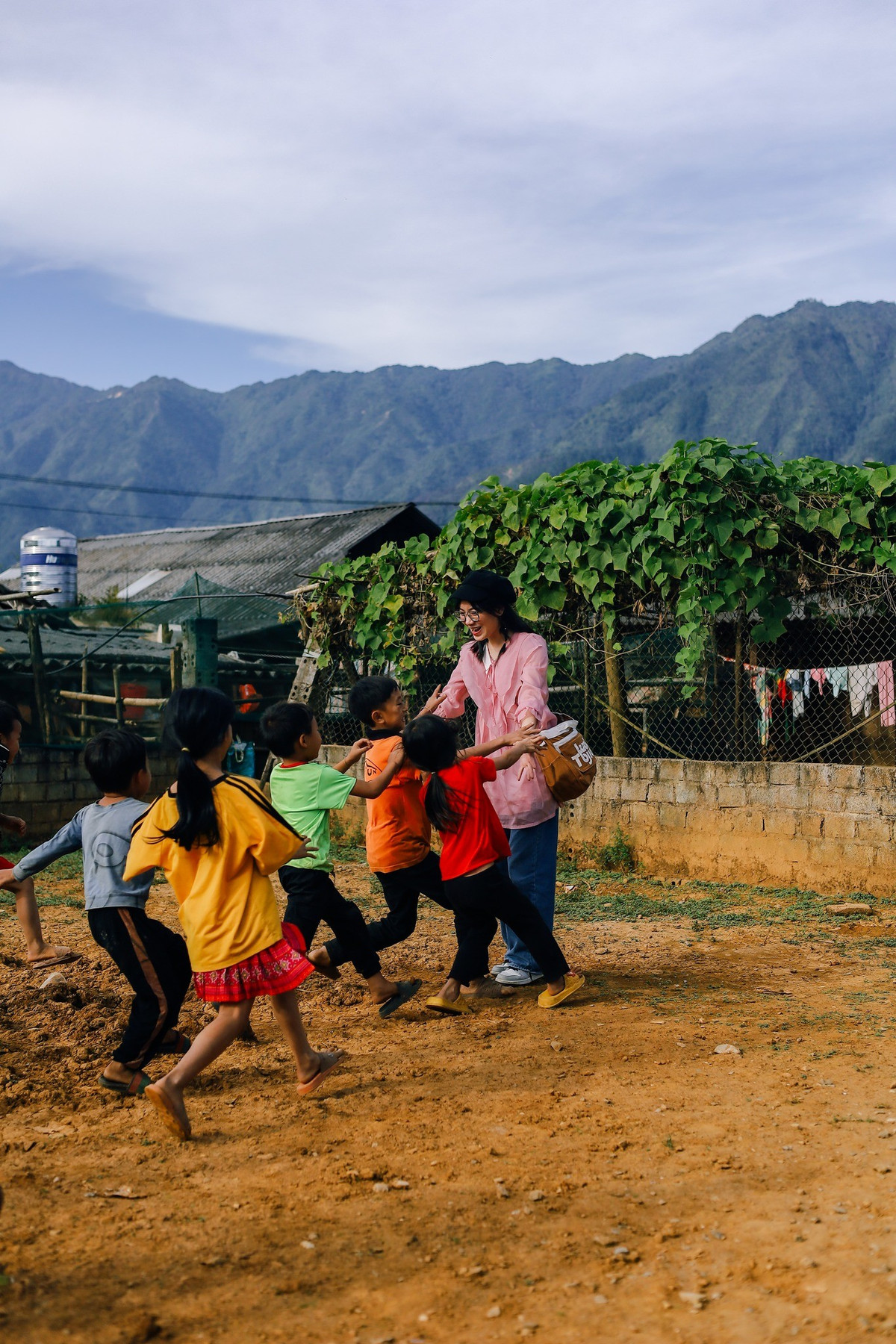 Người dân chủ yếu sống bằng nương rẫy, chăn nuôi; trẻ con tung tăng nô đùa giữa sương mây, tiếng khèn Mông đôi khi vang vọng trong buổi chiều lộng gió. Với du khách, đó chính là những thanh âm mộc mạc nhất của núi rừng Tây Bắc. Ảnh Đi cùng mây