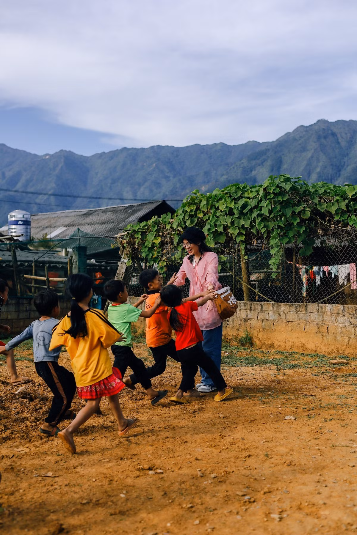 Người dân chủ yếu sống bằng nương rẫy, chăn nuôi; trẻ con tung tăng nô đùa giữa sương mây, tiếng khèn Mông đôi khi vang vọng trong buổi chiều lộng gió. Với du khách, đó chính là những thanh âm mộc mạc nhất của núi rừng Tây Bắc. Ảnh Đi cùng mây