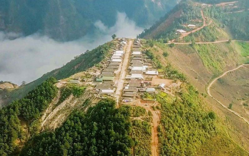 Càng lên cao, cảnh quan càng mở ra ngoạn mục: những thửa ruộng bậc thang vàng óng dần nhường chỗ cho biển mây mênh mông bao phủ núi rừng. Ảnh datviettour