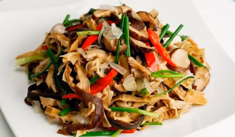 Măng đạt chất lượng thường có màu vàng nhạt hoặc vàng hổ phách tự nhiên, bề mặt khô ráo, có độ bóng nhẹ. Khi ngửi có mùi thơm đặc trưng, không hắc, không lạ. Thớ măng dày, bản rộng, có thể bẻ gãy và không gây cảm giác ẩm tay. Nên ưu tiên măng búp, đốt ngắn, ít xơ và chọn phần ngọn nhiều vì khi nấu sẽ mềm và ngon hơn phần gốc. Ngược lại, những loại măng có màu quá sậm, quá bóng loáng hoặc mùi hắc bất thường có thể đã bị xử lý hóa chất. Ảnh minh họa/ Nguồn internet