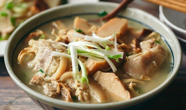 Trước tiên, măng cần được rửa sạch nhiều lần dưới vòi nước để loại bỏ bụi bẩn. Tiếp đó, ngâm măng trong nước ấm hoặc nước vo gạo qua đêm để măng nở mềm. Khi luộc, nên đun 2–3 lần, mỗi lần khoảng 30 phút và thay nước mới sau mỗi lượt để loại bỏ tạp chất. Trong quá trình đun, phải đảm bảo măng luôn ngập nước; nếu nước cạn cần bổ sung ngay. Tuyệt đối không sử dụng măng đã mốc, có dấu hiệu hư hỏng hoặc mùi bất thường. Ảnh minh họa/ Nguồn internet