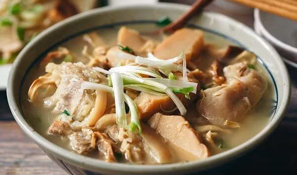 Trước tiên, măng cần được rửa sạch nhiều lần dưới vòi nước để loại bỏ bụi bẩn. Tiếp đó, ngâm măng trong nước ấm hoặc nước vo gạo qua đêm để măng nở mềm. Khi luộc, nên đun 2–3 lần, mỗi lần khoảng 30 phút và thay nước mới sau mỗi lượt để loại bỏ tạp chất. Trong quá trình đun, phải đảm bảo măng luôn ngập nước; nếu nước cạn cần bổ sung ngay. Tuyệt đối không sử dụng măng đã mốc, có dấu hiệu hư hỏng hoặc mùi bất thường. Ảnh minh họa/ Nguồn internet