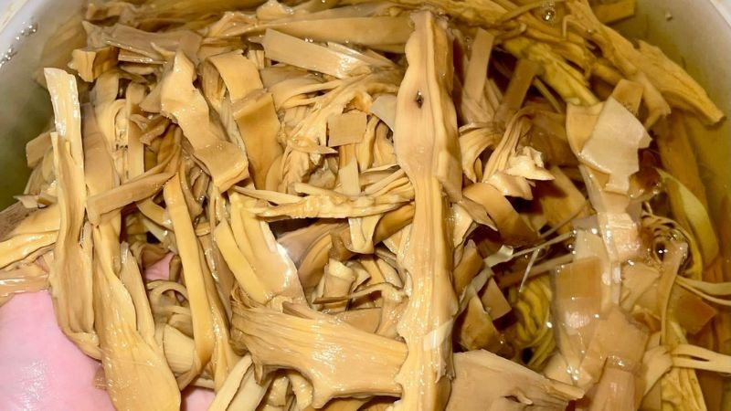 Theo TS.BS Trương Hồng Sơn, Viện trưởng Viện Y học Ứng dụng Việt Nam, trong 100g măng khô chứa khoảng 23g nước, 13g protid, 2,1g lipid, 21,5g glucid và đặc biệt tới 36g chất xơ. Hàm lượng chất xơ dồi dào này thậm chí cao hơn nhiều loại rau tươi, giúp hỗ trợ tiêu hóa, hạn chế tăng cân và góp phần phòng ngừa các bệnh chuyển hóa thường gặp trong dịp lễ Tết thời điểm mọi người dễ tiêu thụ quá nhiều thực phẩm giàu năng lượng. Ảnh minh họa/ Nguồn internet