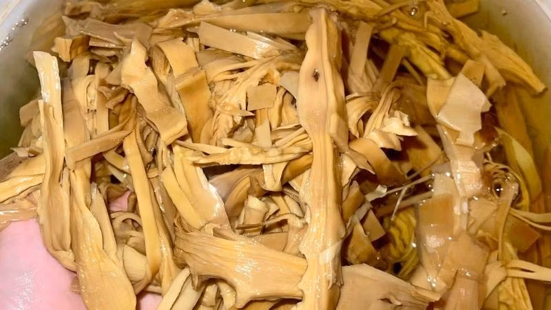 Theo TS.BS Trương Hồng Sơn, Viện trưởng Viện Y học Ứng dụng Việt Nam, trong 100g măng khô chứa khoảng 23g nước, 13g protid, 2,1g lipid, 21,5g glucid và đặc biệt tới 36g chất xơ. Hàm lượng chất xơ dồi dào này thậm chí cao hơn nhiều loại rau tươi, giúp hỗ trợ tiêu hóa, hạn chế tăng cân và góp phần phòng ngừa các bệnh chuyển hóa thường gặp trong dịp lễ Tết thời điểm mọi người dễ tiêu thụ quá nhiều thực phẩm giàu năng lượng. Ảnh minh họa/ Nguồn internet