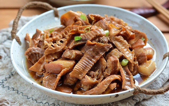 Sau khi chọn được nguyên liệu đảm bảo, khâu sơ chế đóng vai trò quyết định đến độ an toàn và hương vị món ăn. Ảnh minh họa/ Nguồn internet