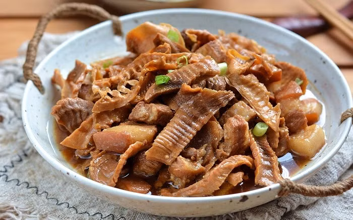 Sau khi chọn được nguyên liệu đảm bảo, khâu sơ chế đóng vai trò quyết định đến độ an toàn và hương vị món ăn. Ảnh minh họa/ Nguồn internet