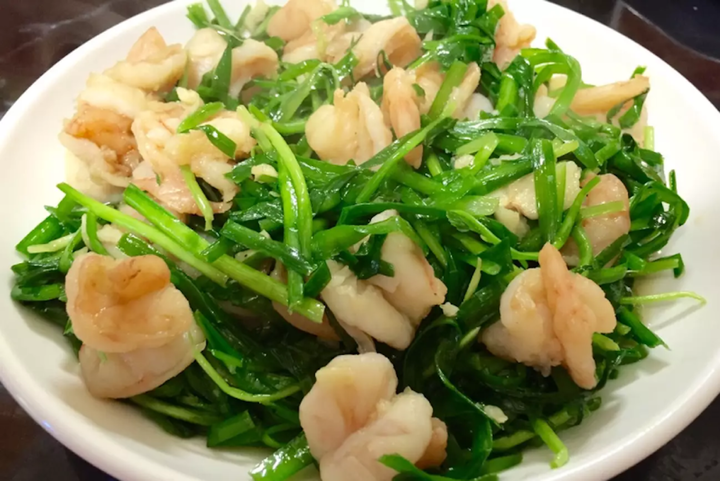 Theo các chuyên gia dinh dưỡng khuyến cáo, với người khỏe mạnh, rau hẹ vẫn là thực phẩm tốt nếu được sử dụng với lượng vừa phải và chế biến chín kỹ. Việc kết hợp rau hẹ cùng các món ăn dễ tiêu, tránh ăn lúc đói hoặc khi cơ thể đang có biểu hiện nóng trong sẽ giúp hạn chế những tác dụng không mong muốn, đồng thời phát huy được lợi ích dinh dưỡng của loại rau quen thuộc này. Ảnh minh họa