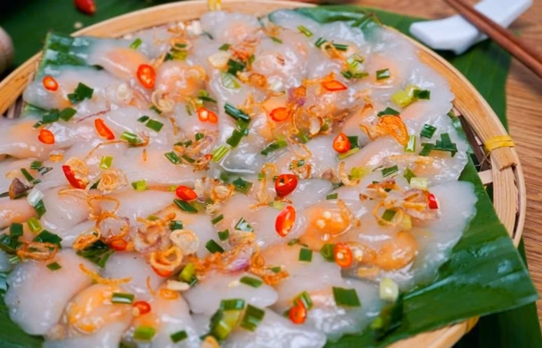 Huế mảnh đất của di sản, không chỉ níu chân du khách bằng cảnh đẹp mà còn bởi những món ăn bình dị, ngon lành và đậm chất quê hương. Hãy dành thời gian khám phá ẩm thực Huế theo cách của riêng bạn, bắt đầu từ những quán nhỏ giản dị, nhưng chứa đựng tinh túy của cả một vùng đất. Ảnh amthucHue