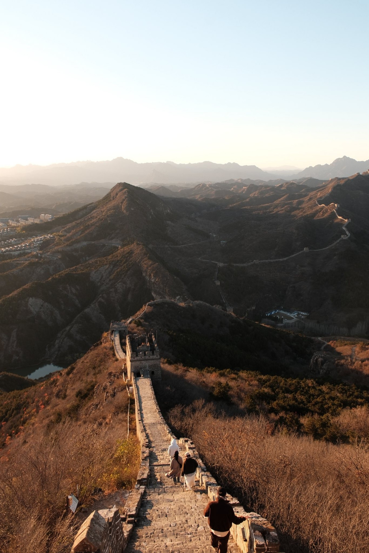 Theo sử sách, Trường Thành được xây dựng và gia cố qua nhiều triều đại, từ Tần, Hán cho đến Minh, với mục đích phòng thủ biên cương. Mỗi tháp canh, mỗi đoạn tường không chỉ là kết cấu kiến trúc mà còn là chứng nhân cho những giai đoạn lịch sử đầy biến động. Đi giữa công trình này, du khách có cảm giác như đang bước trên dòng chảy quá khứ kéo dài hàng thiên niên kỷ.