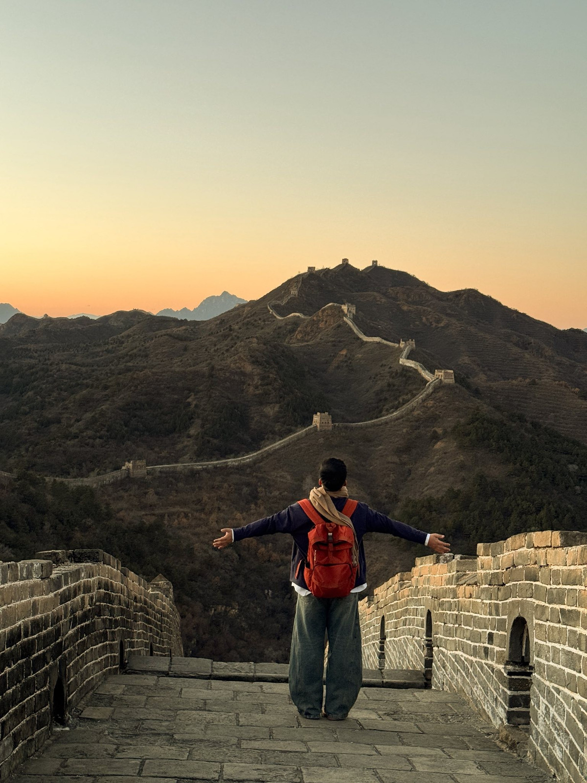 Vắt mình qua những dãy núi trùng điệp phía Bắc Trung Quốc, Vạn Lý Trường Thành hiện lên như một dải đá khổng lồ uốn lượn giữa trời mây. Không chỉ là công trình quân sự vĩ đại bậc nhất lịch sử nhân loại, nơi đây còn là điểm đến khiến du khách choáng ngợp bởi quy mô, cảnh sắc và chiều sâu văn hóa tích tụ suốt hàng nghìn năm.