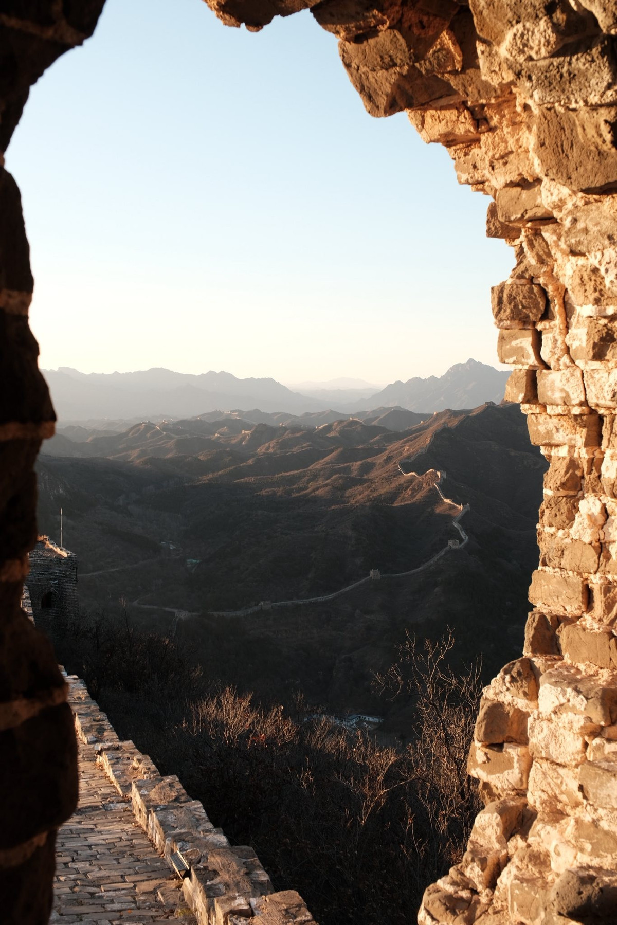 Khám phá Vạn Lý Trường Thành không đơn thuần là một cuộc dạo chơi. Địa hình cao, dốc liên tục cùng quãng đường dài đòi hỏi du khách phải có thể lực và sự kiên trì. Tuy vậy, chính cảm giác mệt nhoài sau từng đoạn leo lại khiến khoảnh khắc chạm đến đỉnh cao trở nên đáng giá hơn.