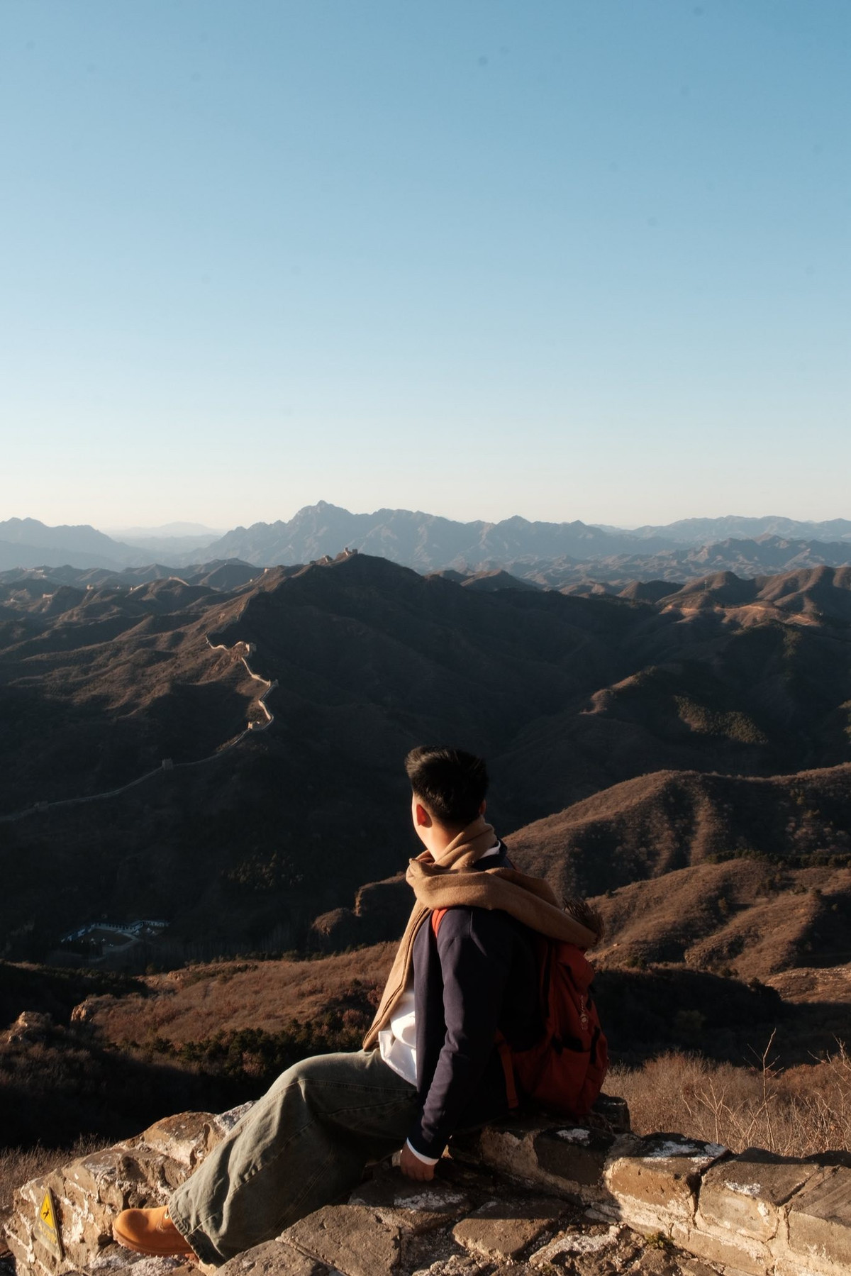 Những đoạn Trường Thành vắng người, đặc biệt vào sáng sớm hoặc cuối buổi chiều, mang đến trải nghiệm trọn vẹn về sự tĩnh lặng. Không gian khi ấy chỉ còn tiếng gió lùa qua tháp canh và bước chân vang nhẹ trên nền đá cổ. Đây cũng là thời điểm lý tưởng để ghi lại những khuôn hình giàu chiều sâu, nơi Trường Thành không chỉ là phông nền mà trở thành nhân vật chính.