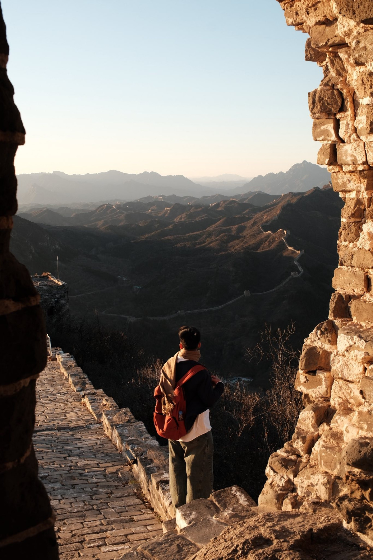 Đứng trên cao nhìn xuống, du khách dễ bị choáng ngợp trước không gian mở rộng đến vô tận. Núi non trùng điệp xếp lớp, rừng cây nhuộm màu theo mùa, tất cả hòa quyện cùng sắc đá cổ kính của Trường Thành, tạo nên khung cảnh vừa hùng vĩ vừa trầm mặc. Vào buổi sớm, mây lững lờ trôi qua các tháp canh, khiến công trình như đang nổi giữa biển mây.